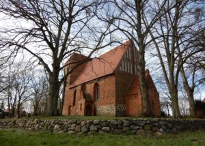 Kirche Hohen Mistorf erstrahlt nach der Dachsanierung in neuem Glanz